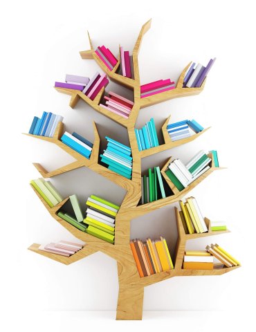 Hölzernes Bücherregal in Form eines Baumes mit bunten Büchern auf seinen Ästen vor einem weißen Hintergrund.