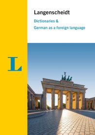 Das Titelbild einer Langenscheidt-Publikation zeigt das Brandenburger Tor in Berlin bei klarem Himmel, Menschen, die in der Nähe spazieren gehen, das Langenscheidt-Logo und einen Text über Wörterbücher und das Erlernen der deutschen Sprache.
