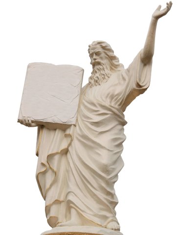 Eine weiße Statue eines bärtigen Mannes in wallenden Gewändern, der eine große Tafel in der linken Hand hält und den rechten Arm hebt, isoliert auf weißem Hintergrund.