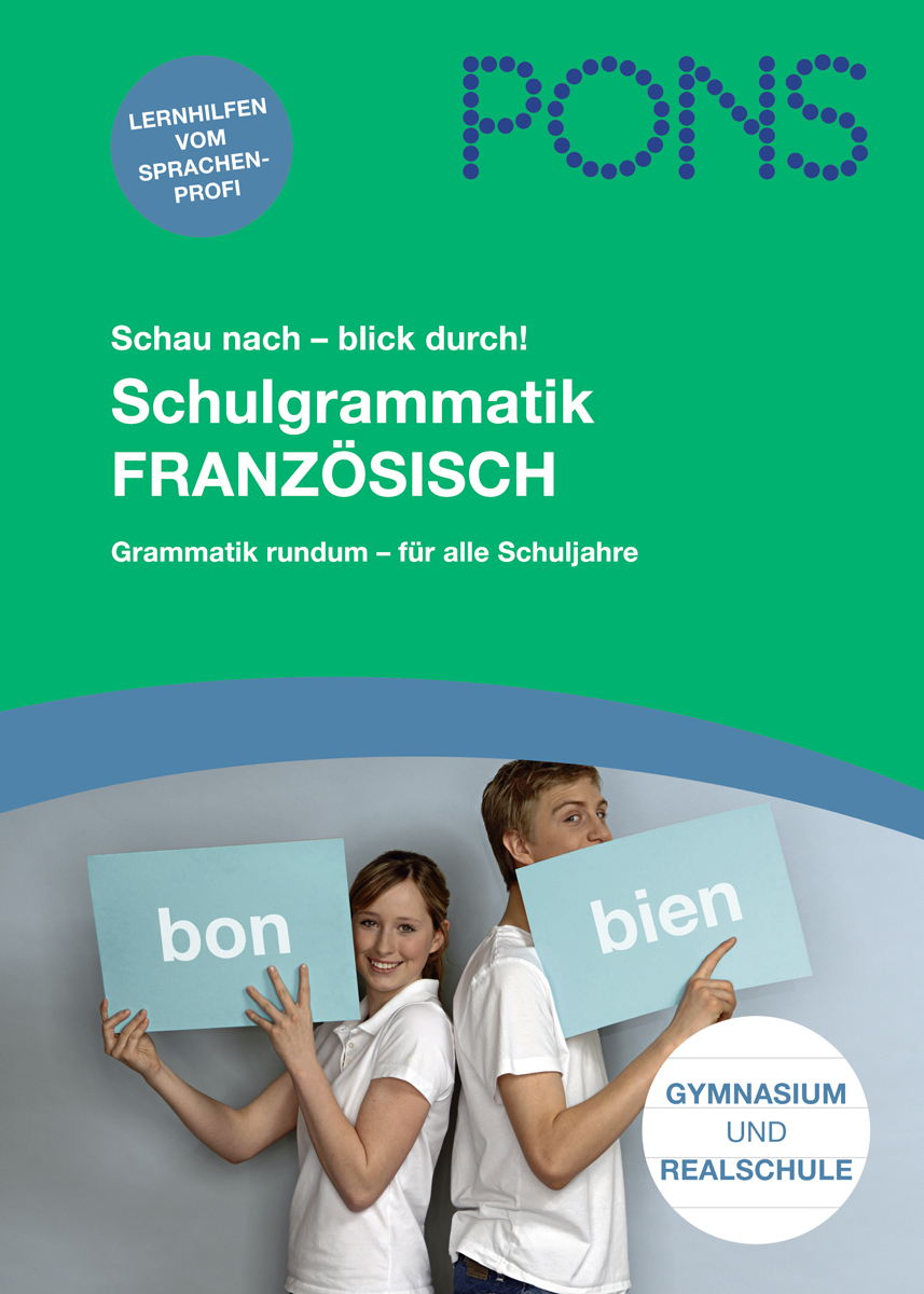 Zwei Schüler halten Schilder mit der Aufschrift bon und bien vor einem grün-blauen Umschlag eines französischen Grammatikbuchs von PONS, das für Gymnasiasten und Realschüler bestimmt ist.