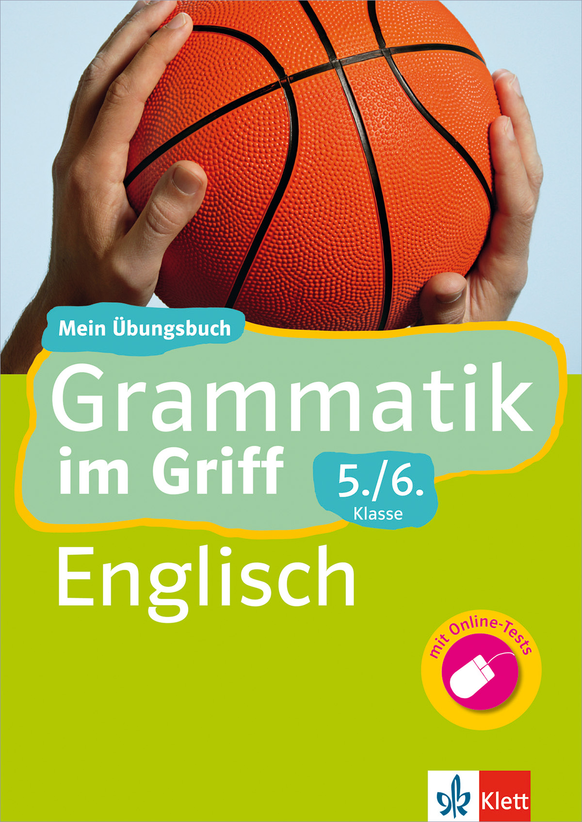 Nahaufnahme von Händen, die einen Basketball halten, über einem Buchumschlag mit dem Titel Grammatik im Griff Englisch 5./6. Klasse, mit Logos für Online-Tests und den Klett-Verlag.