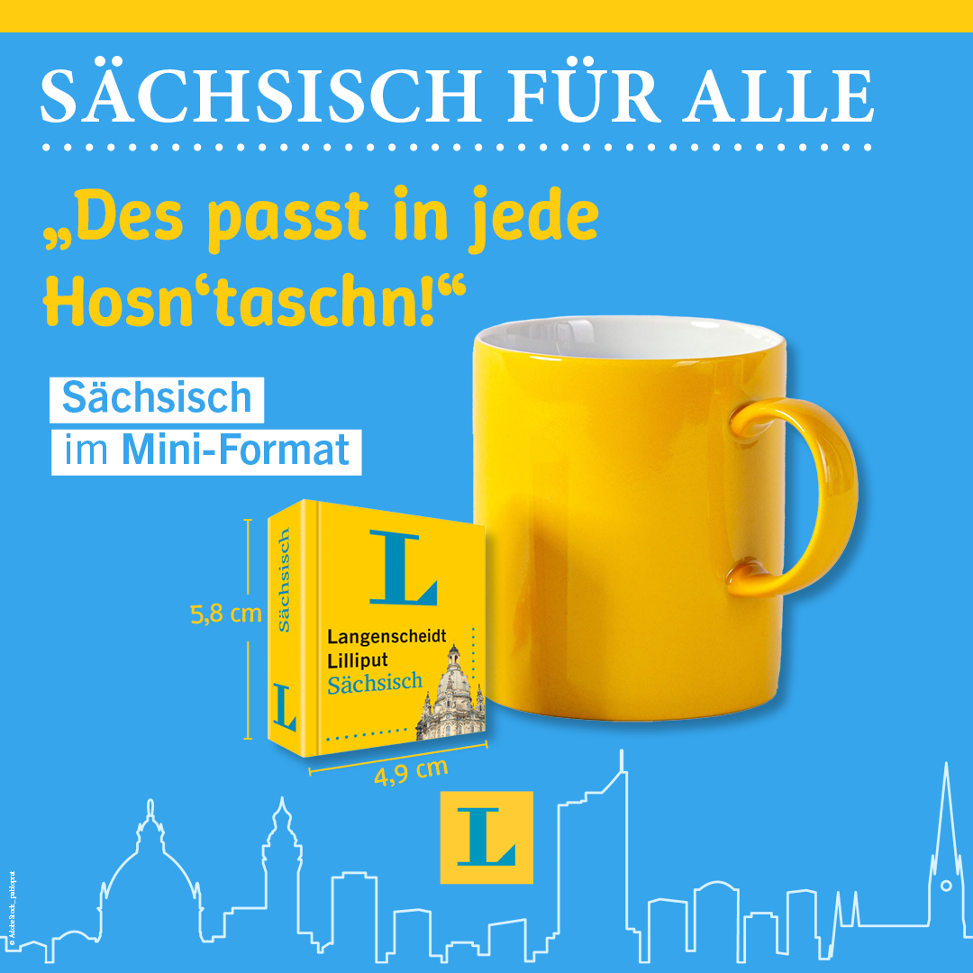 Ein gelber Becher neben einem kleinen Langenscheidt Lilliput Sächsisch Wörterbuch, mit den Maßen 5,8 cm mal 4,9 cm, auf blauem Hintergrund mit deutschem Text und einer Stadt-Skyline-Grafik.
