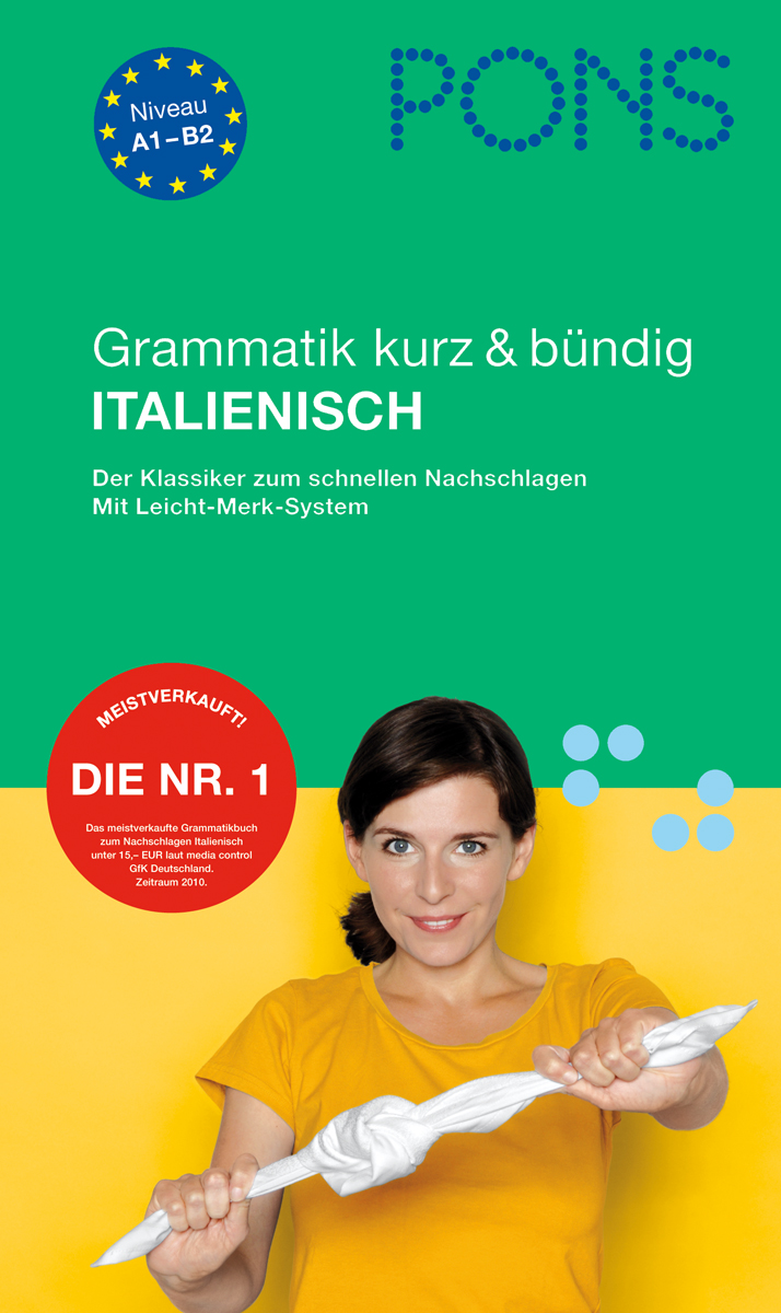 PONS Grammatik kurz & bündig Italienisch Eine Frau in einem gelben Hemd hält ein gedrehtes weißes Tuch; der Hintergrund ist grün mit deutschem Text, der für ein italienisches Grammatikbuch von PONS für die Stufen A1-B2 wirbt.