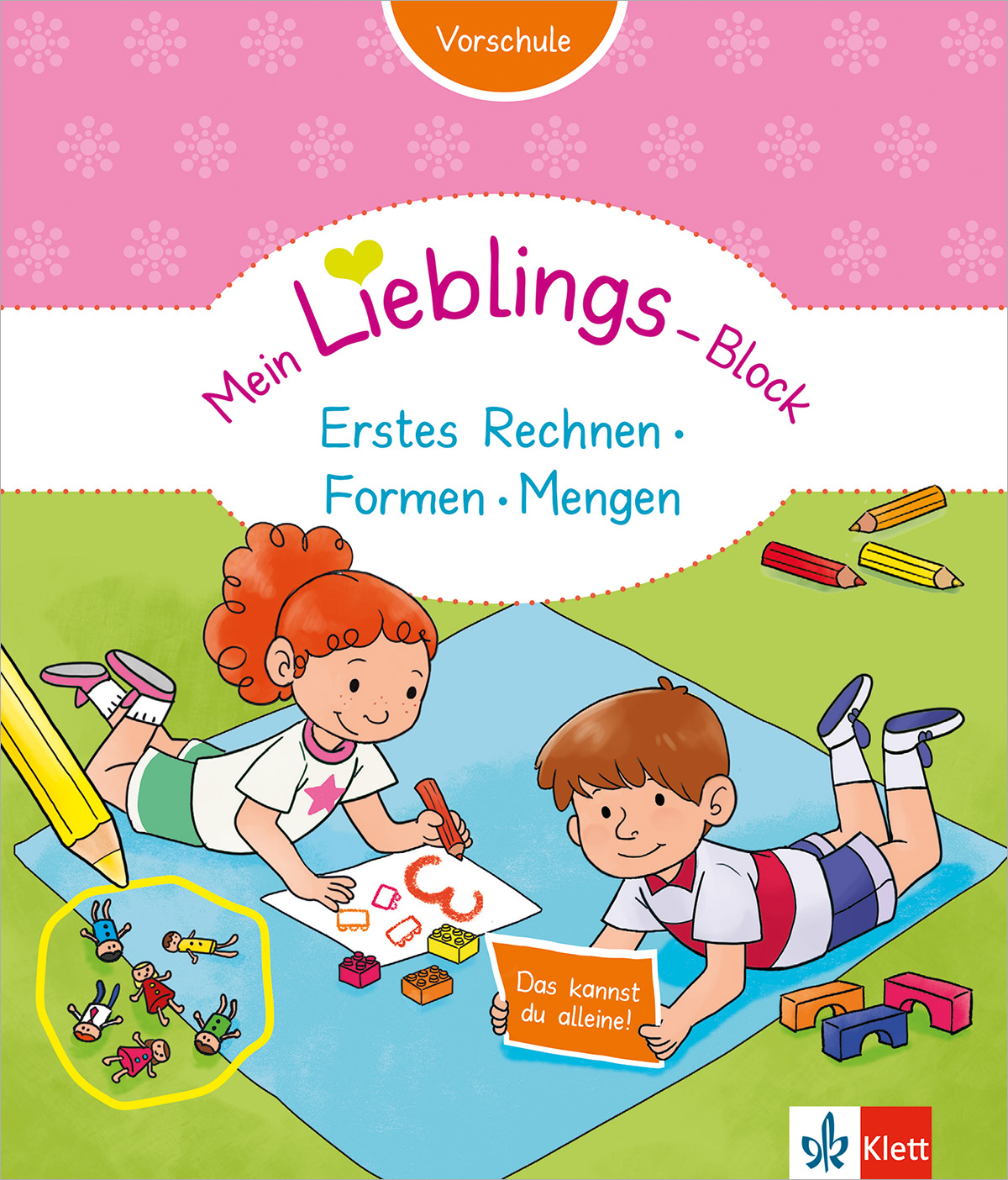 Klett Mein Lieblings-Block Erstes Rechnen, Formen, Mengen Zwei Kinder sitzen im Gras und zeichnen und schreiben mit Buntstiften, umgeben von Papier, Büchern und Spielzeug. Das Cover ist für ein deutsches Vorschulbuch über Mathematik, Formen und Mengen.