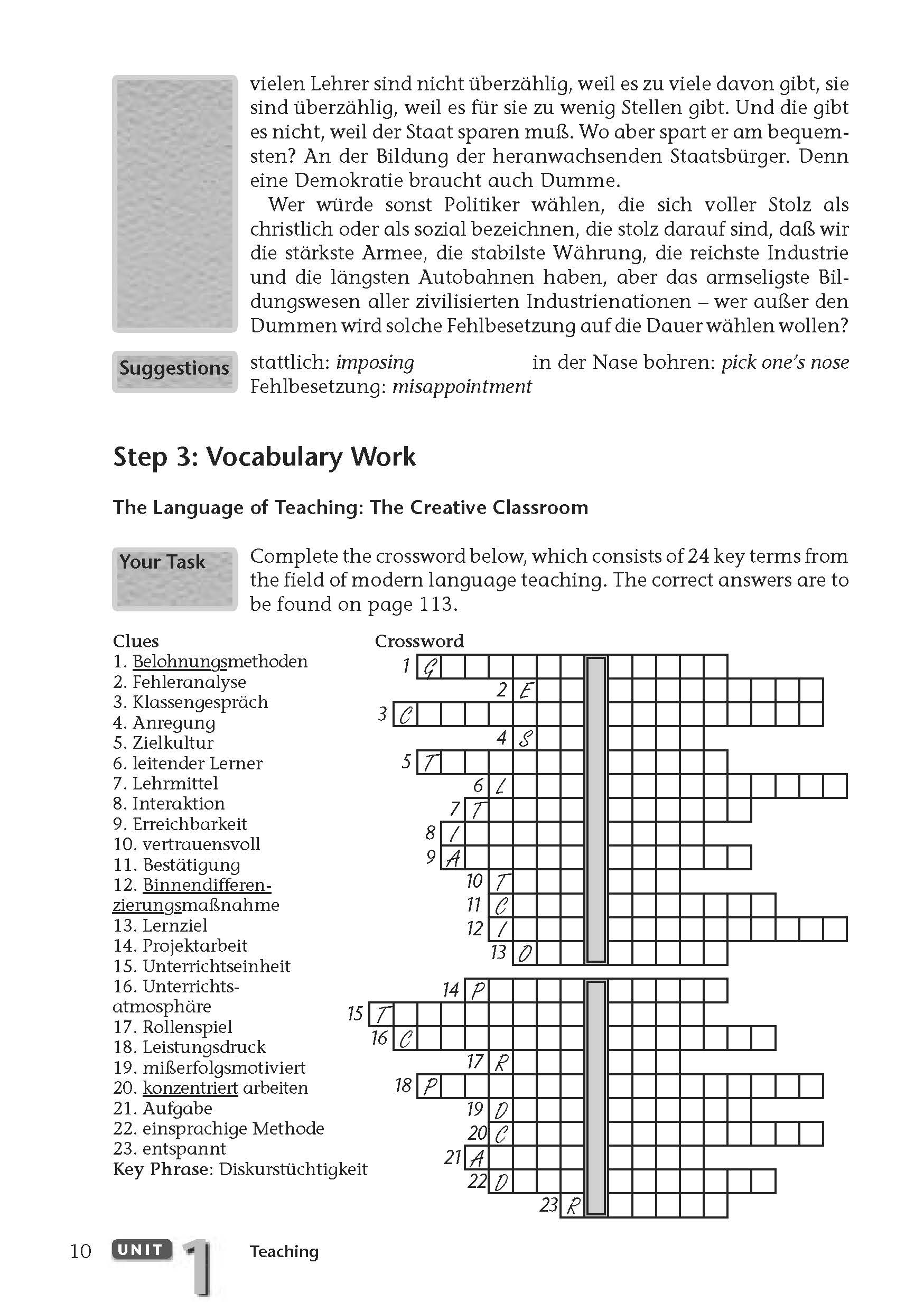 Es wird ein Kreuzworträtsel gezeigt, das sich auf unterrichtsbezogene Vokabeln konzentriert, mit Hinweisen auf Deutsch und Englisch, nummerierten Kästchen und leeren Antwortfeldern. Schritt 3: Vokabelarbeit ist die Überschrift.