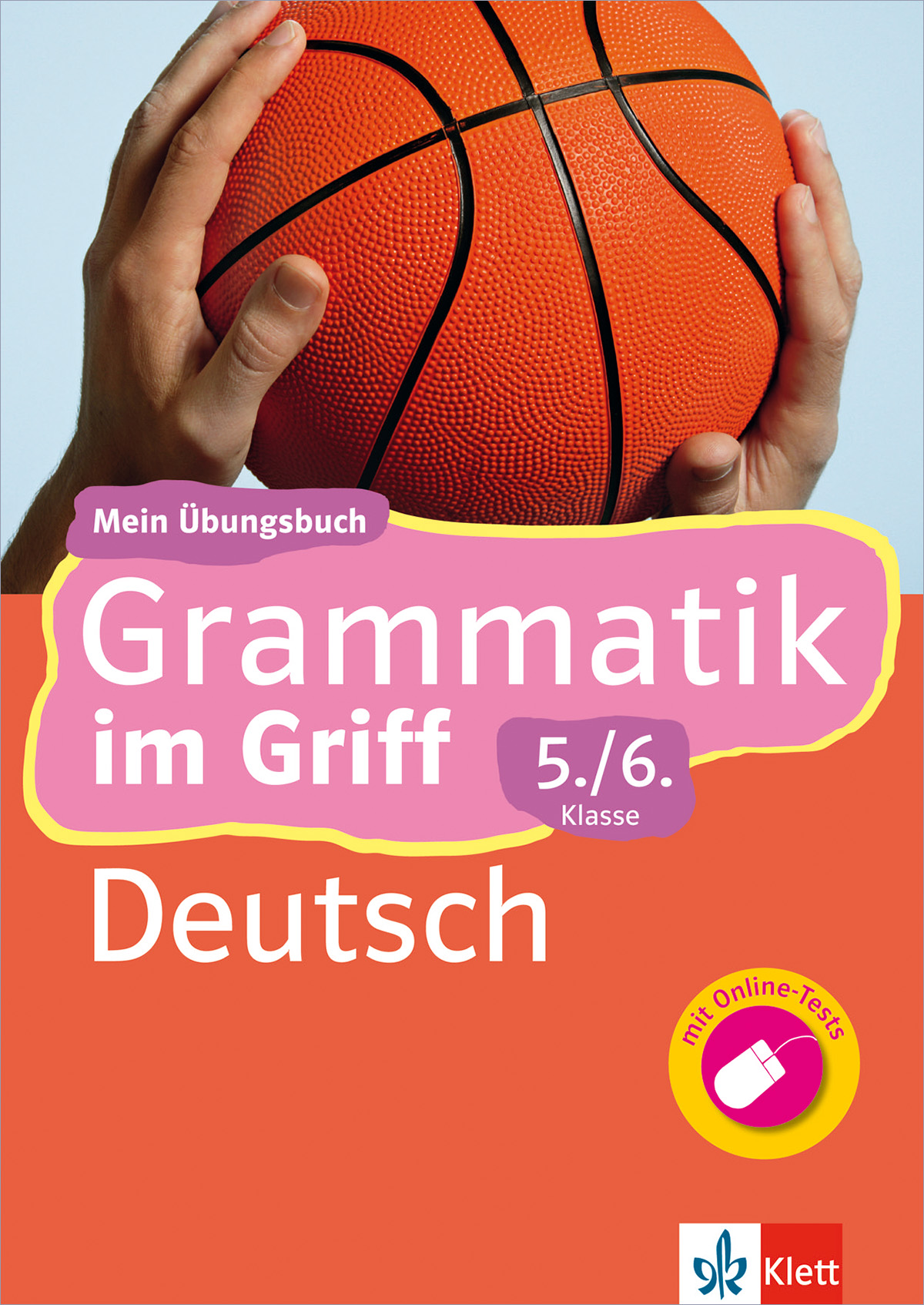 Eine Person hält einen orangefarbenen Basketball über ein rosa-orangefarbenes deutsches Grammatikbuch für die Klassen 5 und 6, herausgegeben von Klett.