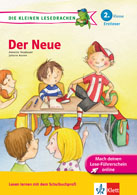 Der Einband zeigt vier Kinder in einem Klassenzimmer; ein Junge in einem rotgestreiften Hemd sitzt selbstbewusst auf einem Pult, während die anderen zusehen. Der Titel lautet Der Neue mit zusätzlichem Text auf Deutsch.