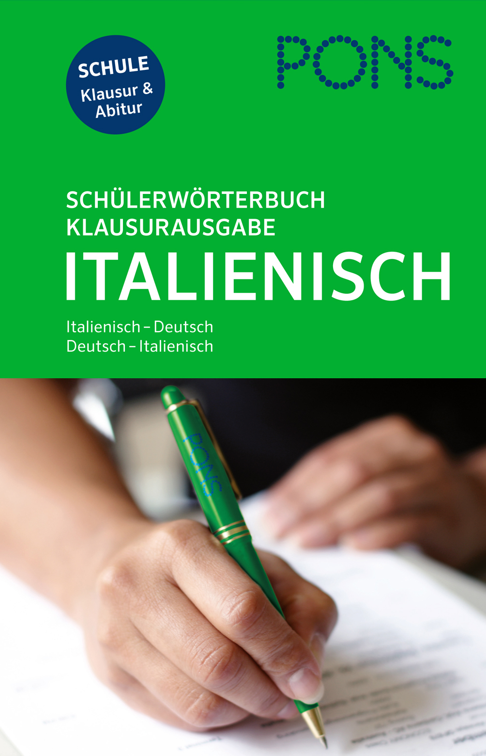 Eine Person schreibt mit einem grünen Stift auf Papier; im Vordergrund ist der Umschlag eines grünen deutsch-italienischen Wörterbuchs für Schüler von PONS zu sehen.