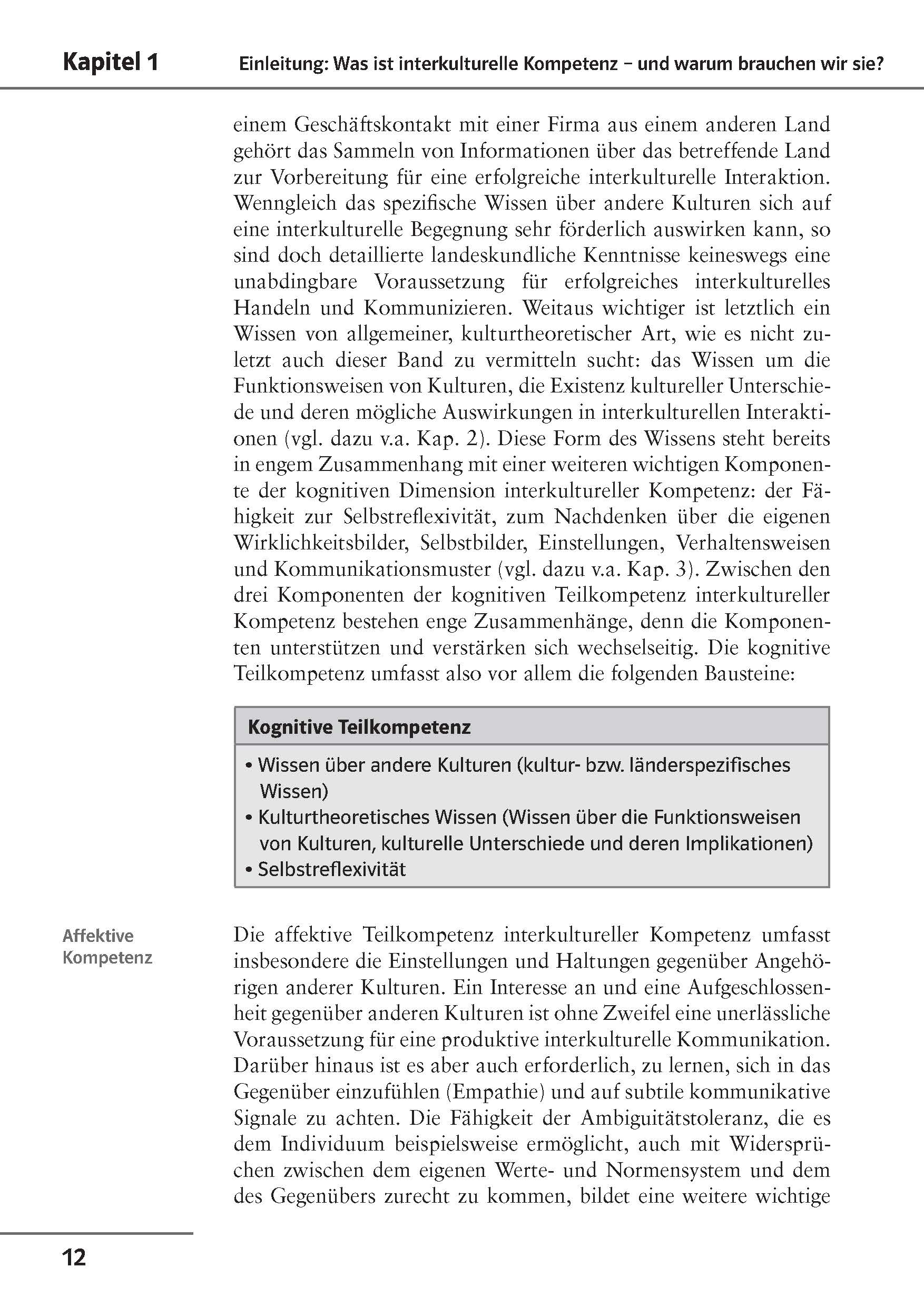 Eine Seite aus einem deutschen Lehrbuch erörtert die Bedeutung interkultureller Kompetenz und die Notwendigkeit spezifischen und allgemeinen kulturellen Wissens für eine erfolgreiche interkulturelle Interaktion.