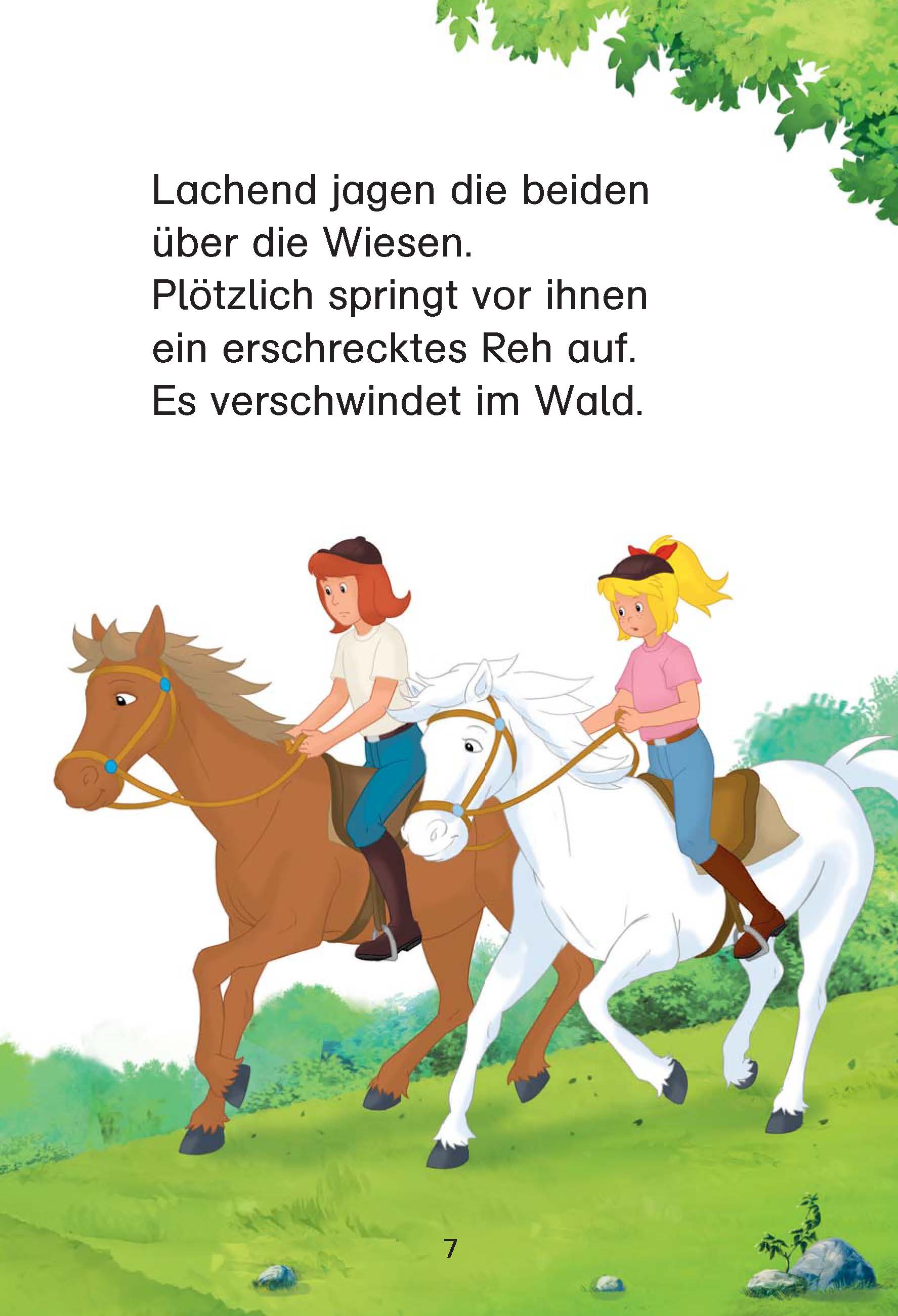 Zwei Mädchen reiten auf Pferden über eine Wiese. Ein aufgeschrecktes Reh springt ihnen vor die Füße und rennt in Richtung Wald. Der deutsche Text ist über der Illustration sichtbar.