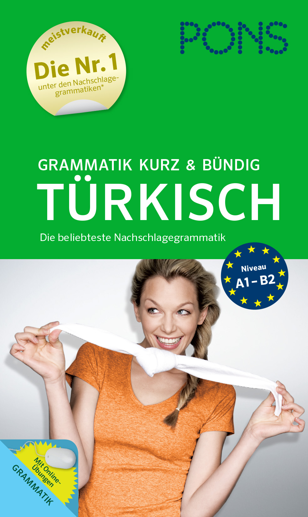 PONS Grammatik kurz & bündig Türkisch Eine Frau in einem orangefarbenen Hemd lächelt, während sie spielerisch einen weißen Schal hält; das Bild ist auf dem Cover eines türkischen Grammatikbuchs von PONS.