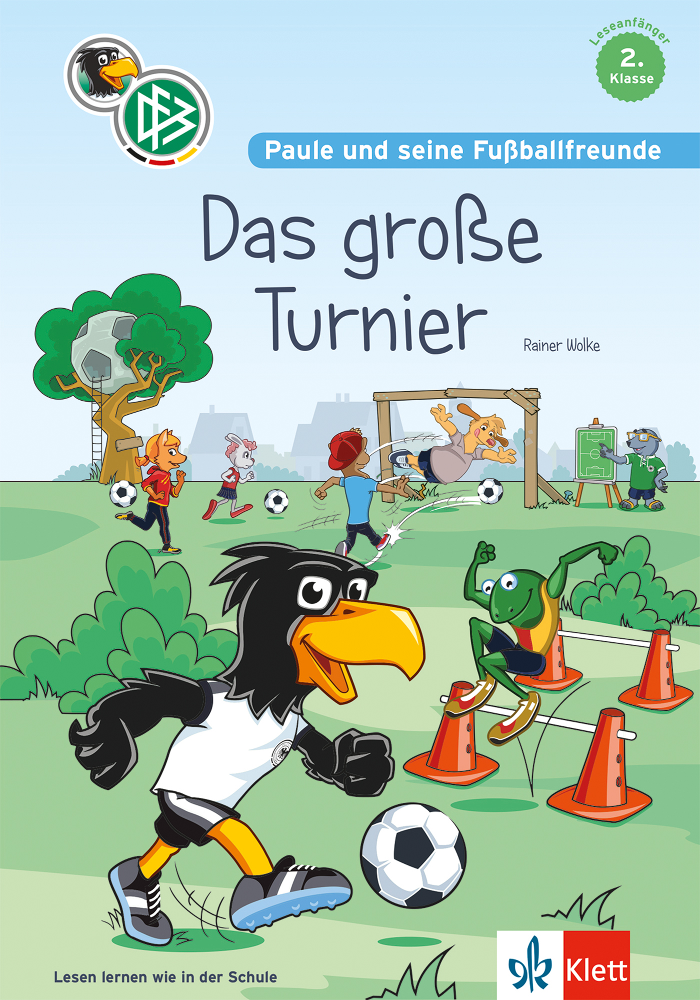 Paule und seine Fußballfreunde - Das große Turnier Illustrierter Bucheinband mit Cartoon-Tieren beim Fußballspielen, darunter ein großer schwarzer Vogel mit einem Fußball und einem Torpfosten. Titel: Das große Turnier, für Leser der 2. Klasse.